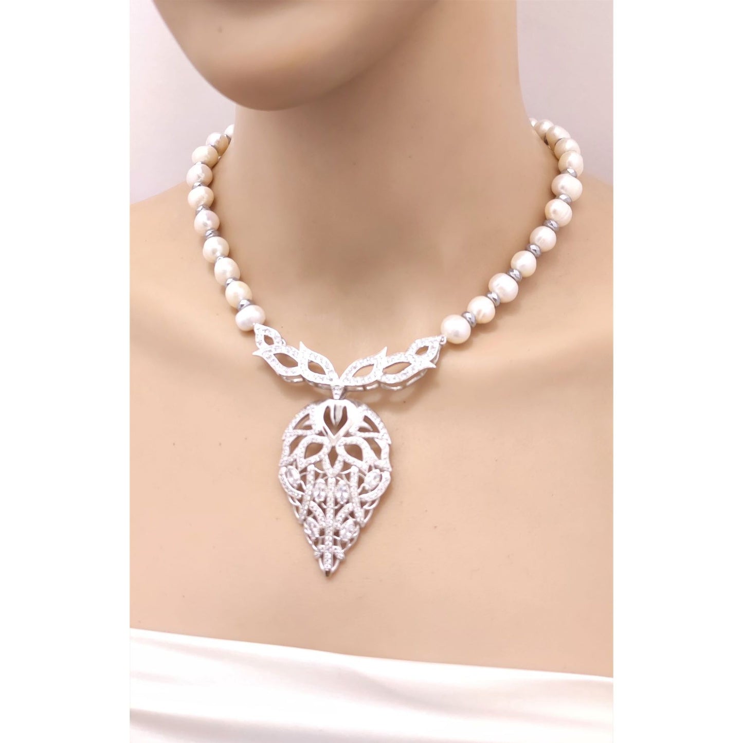 عقد زهرة اللوتس