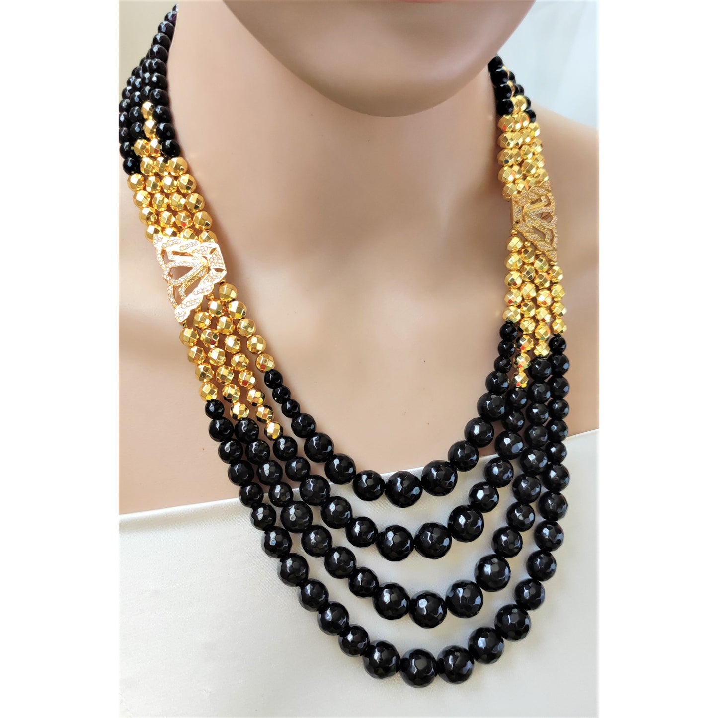 عقد من الاونكس الطبيعي