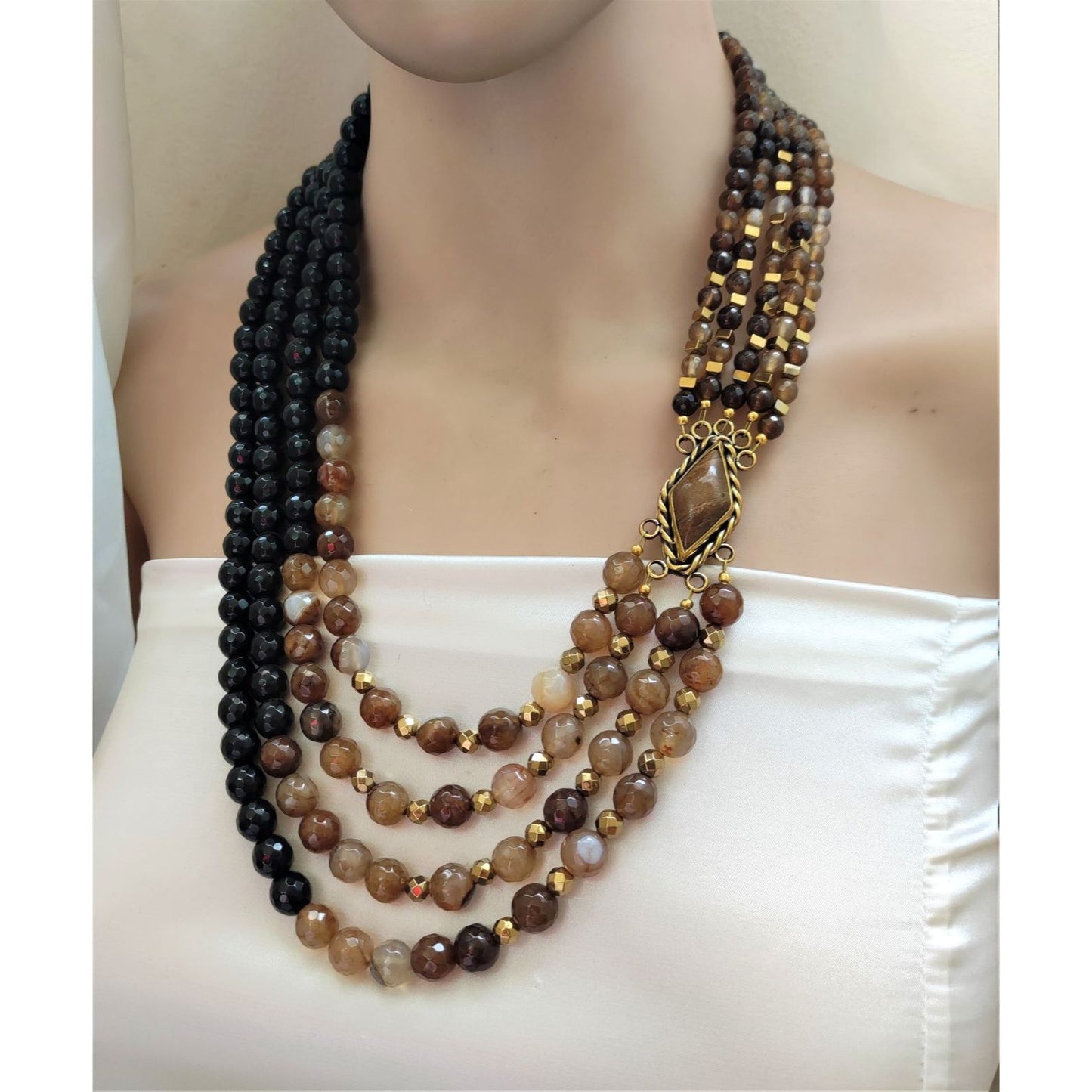 عقد من العقيق الطبيعي و النحاس