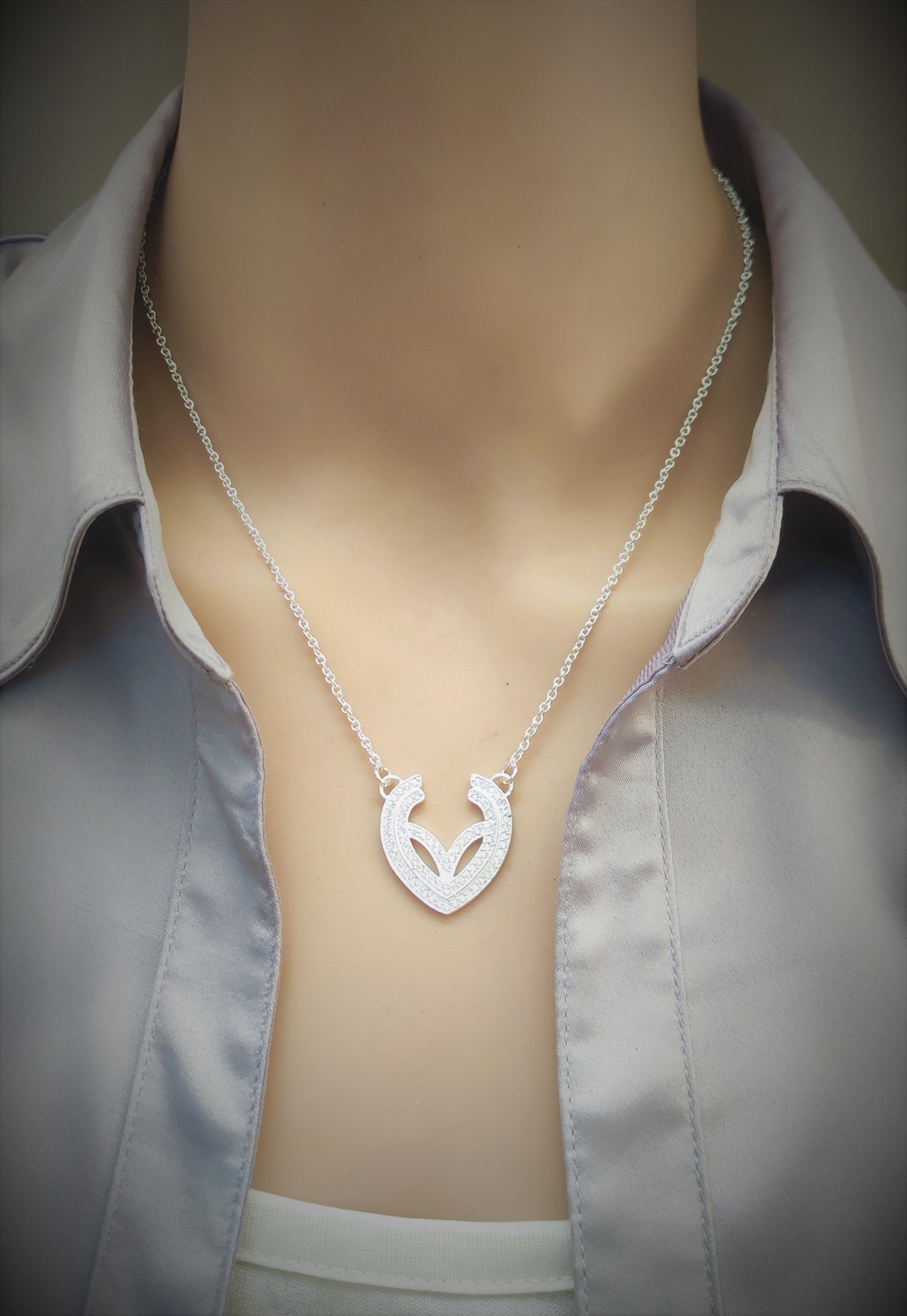 عقد قلب من الفضه