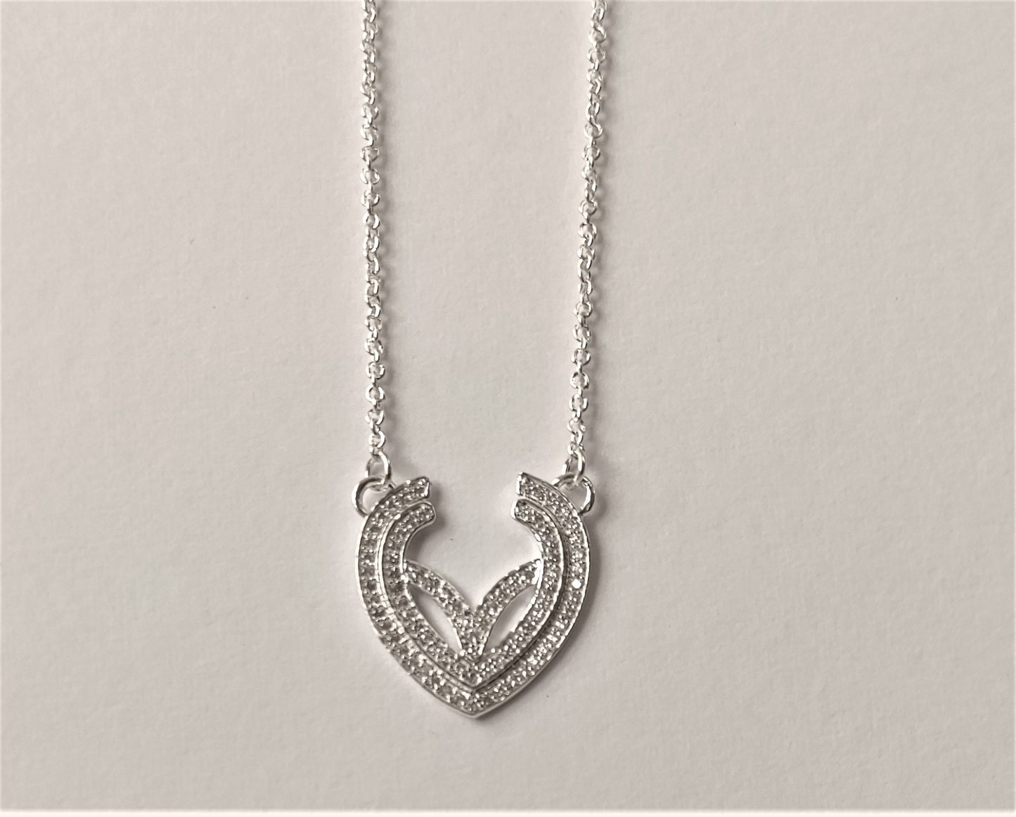 عقد قلب من الفضه