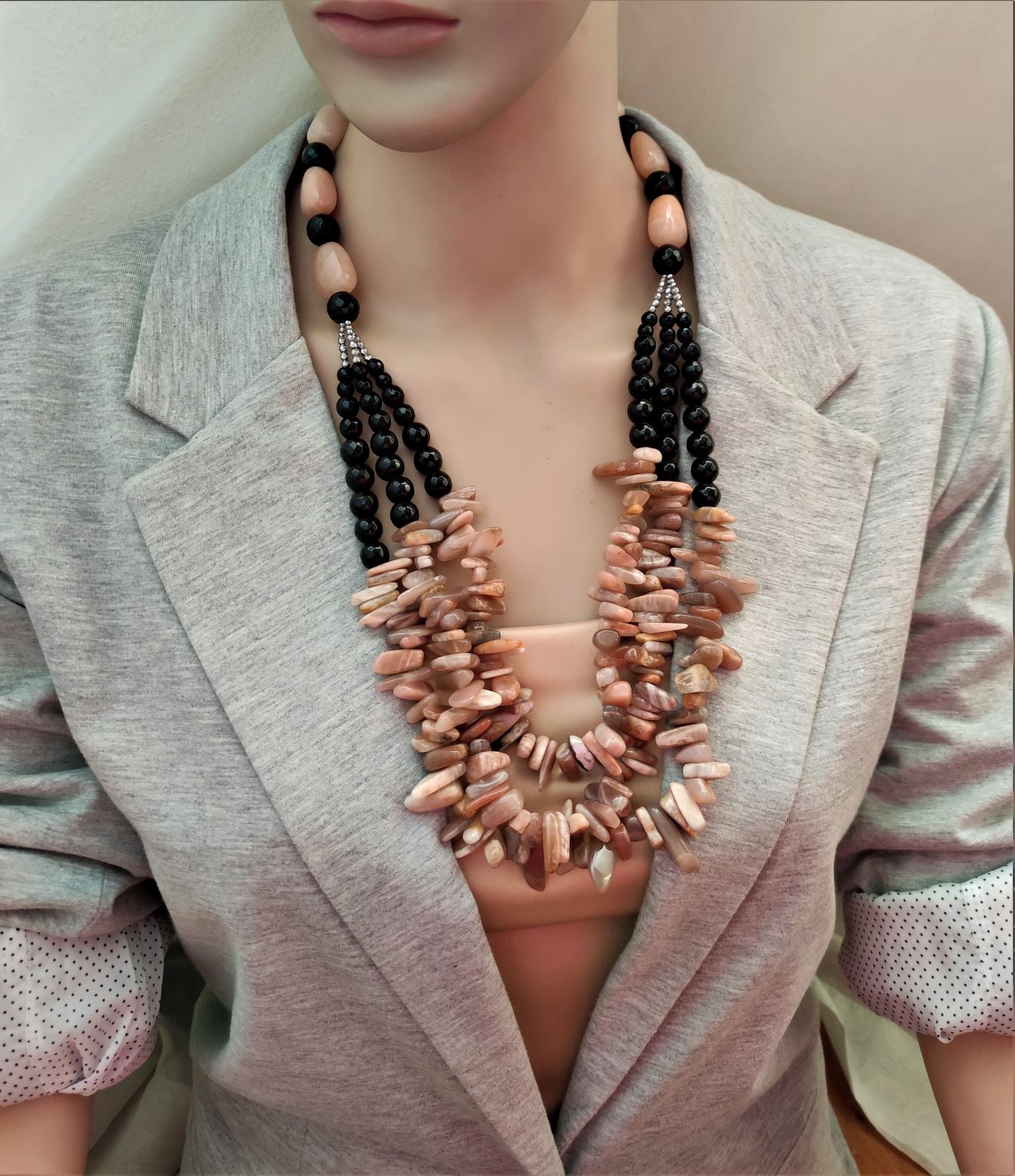 عقد من حجر القمر الطبيعي