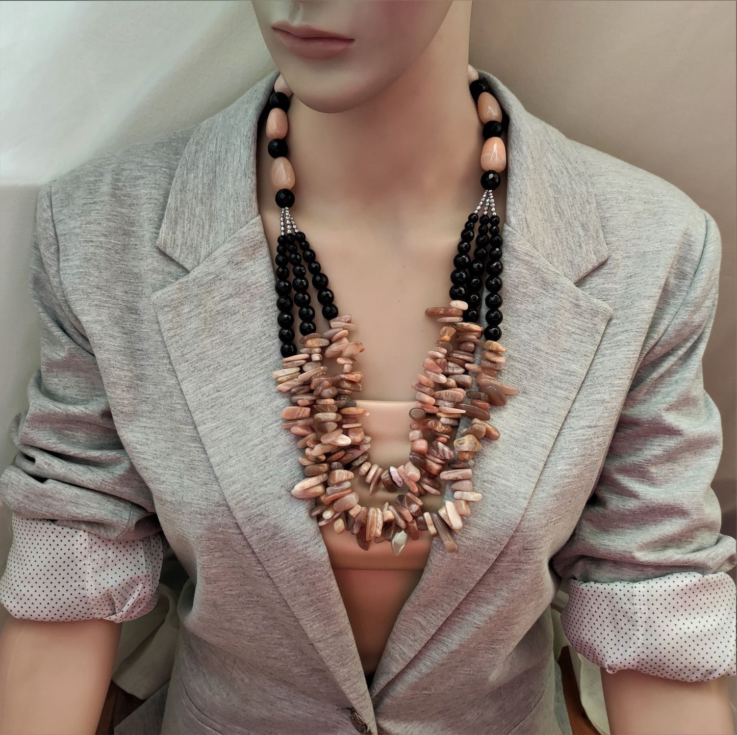 عقد من حجر القمر الطبيعي