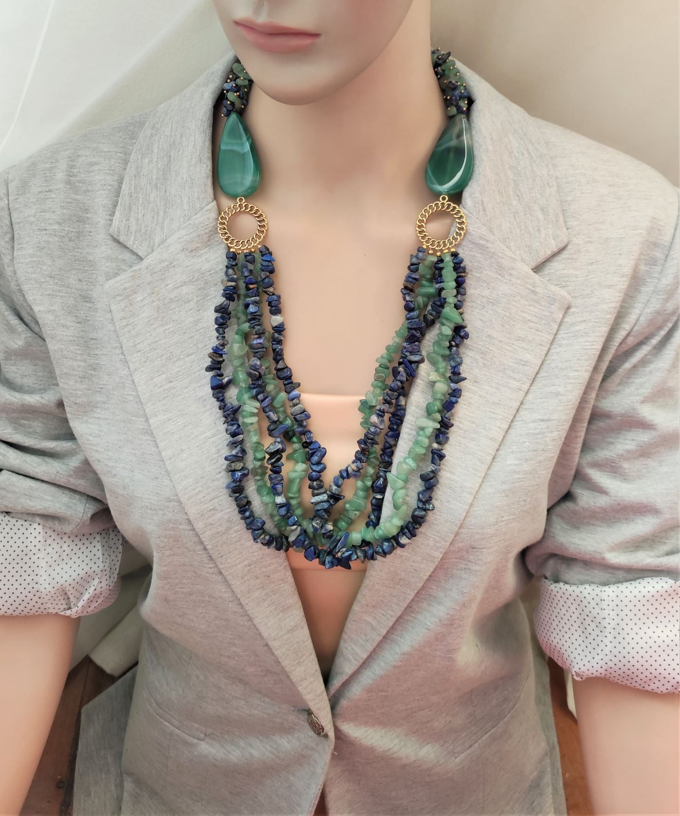 عقد من احجار الجاد الطبيعي و اللابس لازولي و عقيق