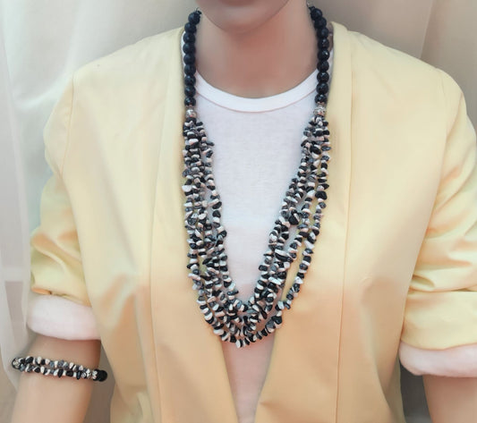 عقد من العقيق الطبيعي