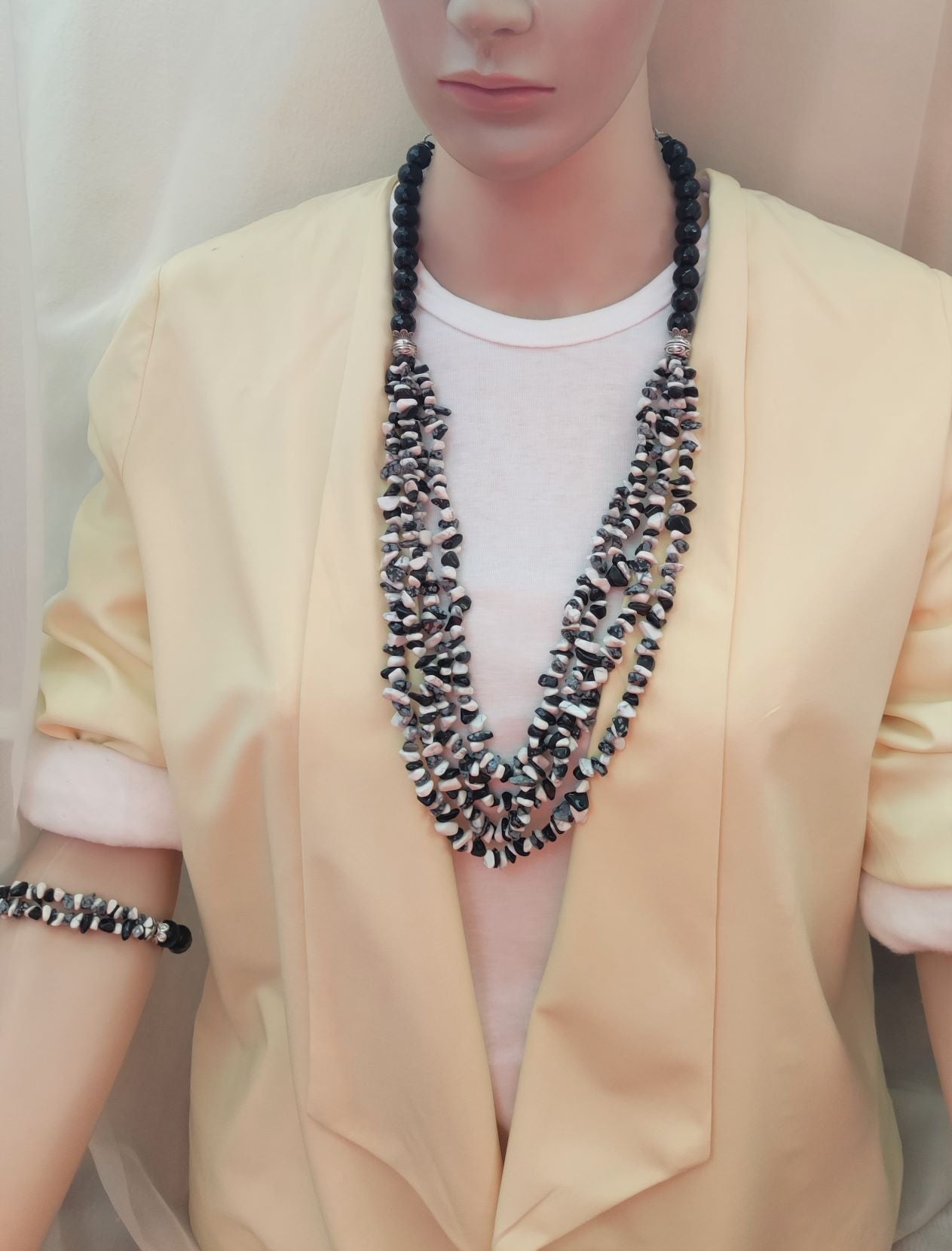 عقد من العقيق الطبيعي