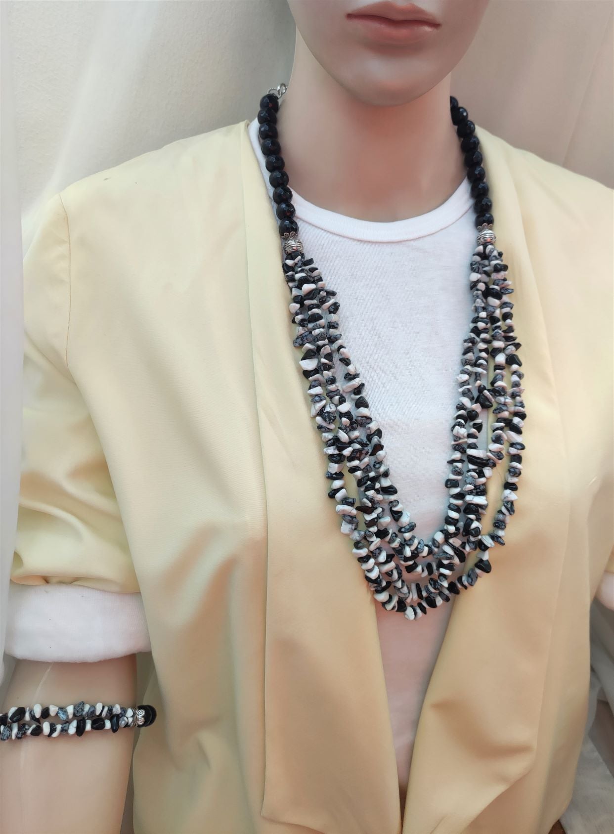 عقد من العقيق الطبيعي