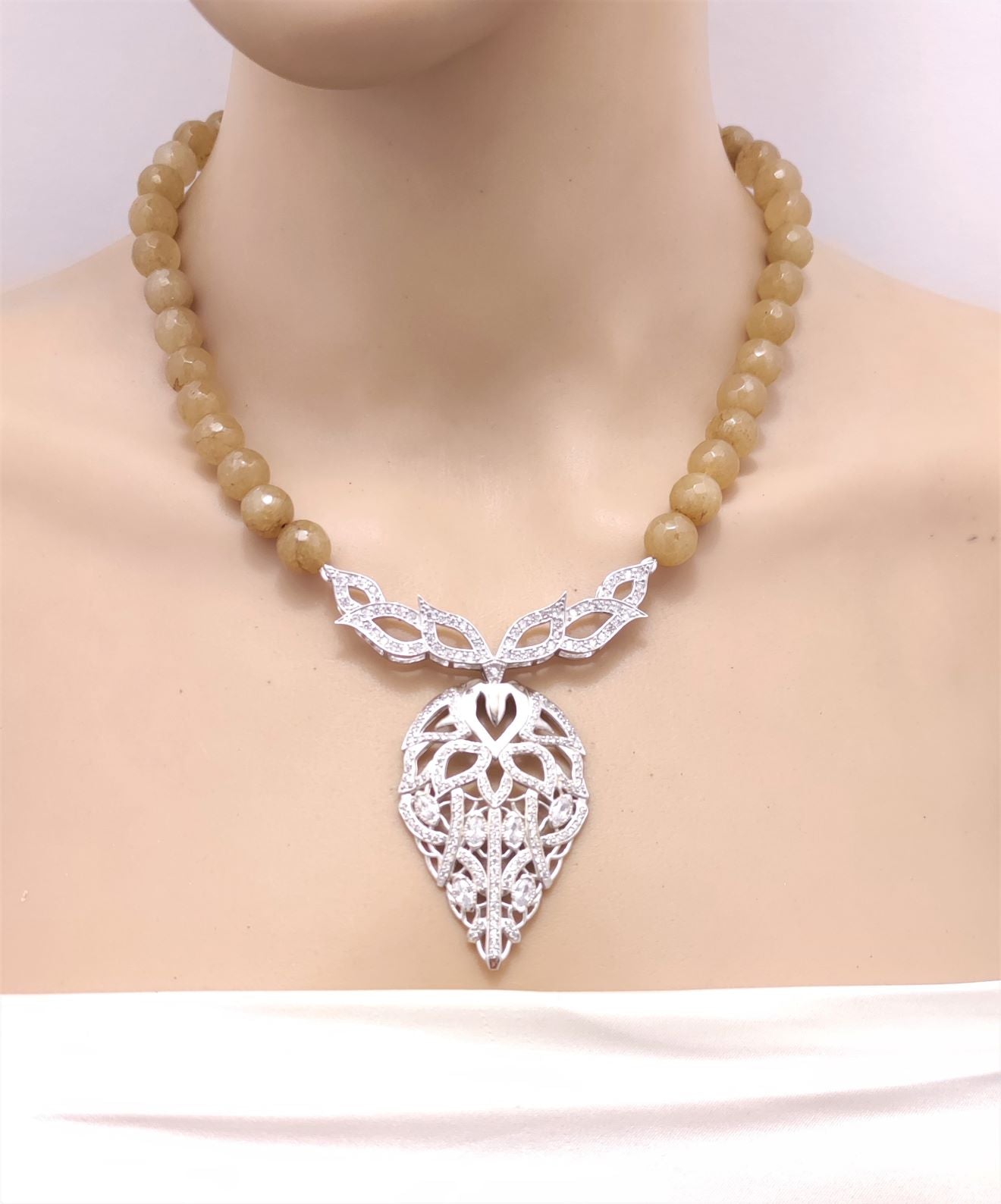 عقد زهرة اللوتس