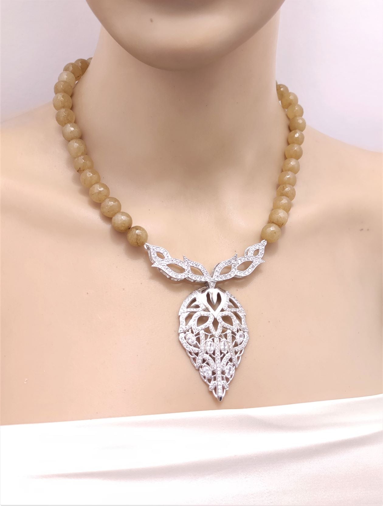 عقد زهرة اللوتس