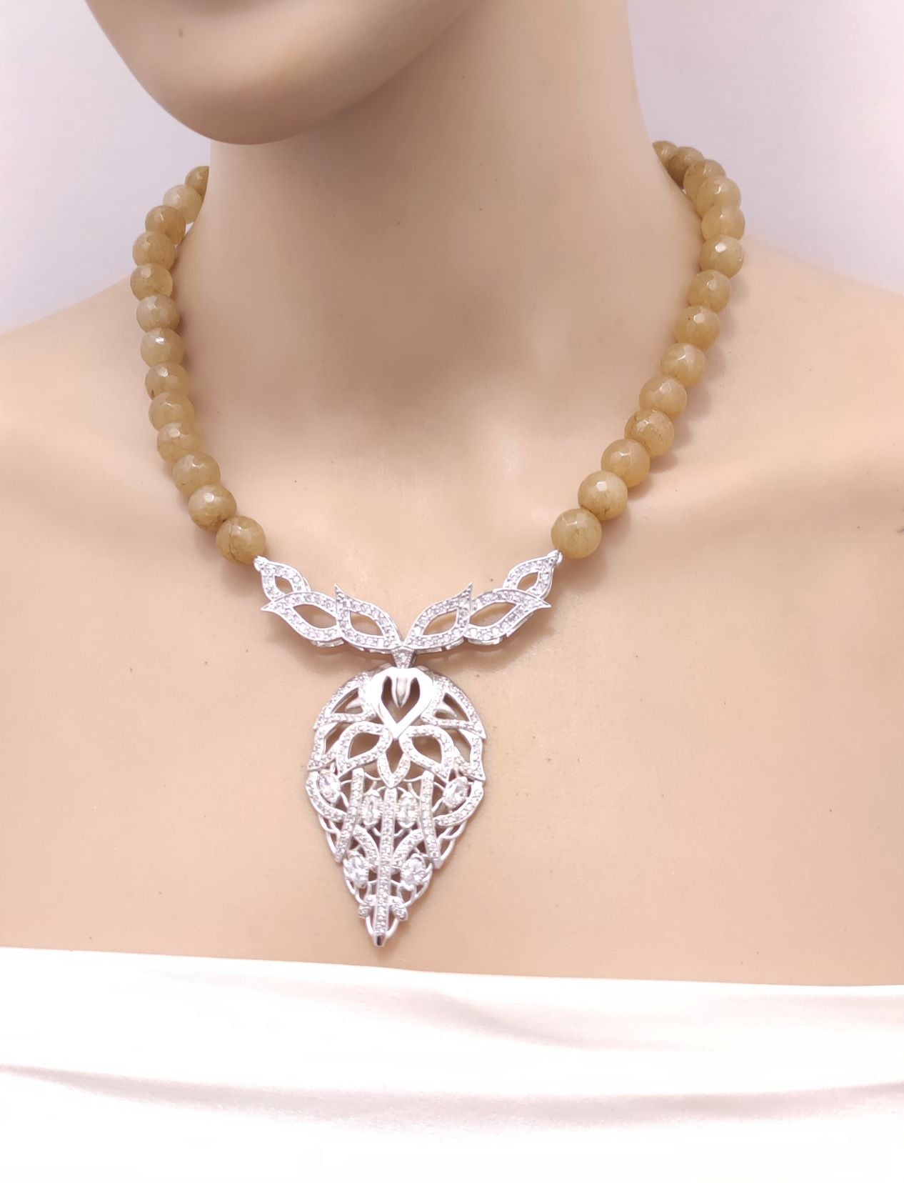 عقد زهرة اللوتس