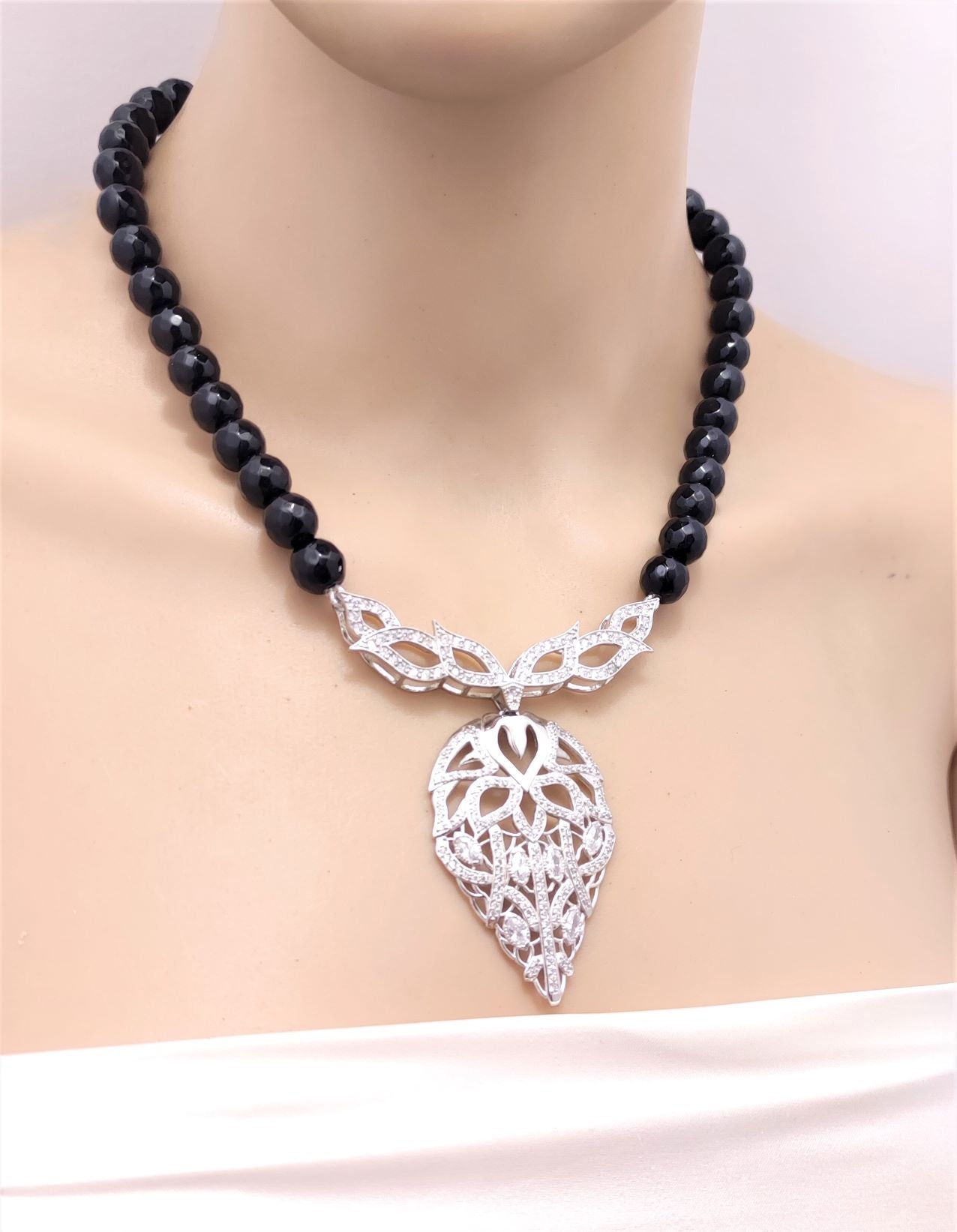 عقد زهرة اللوتس