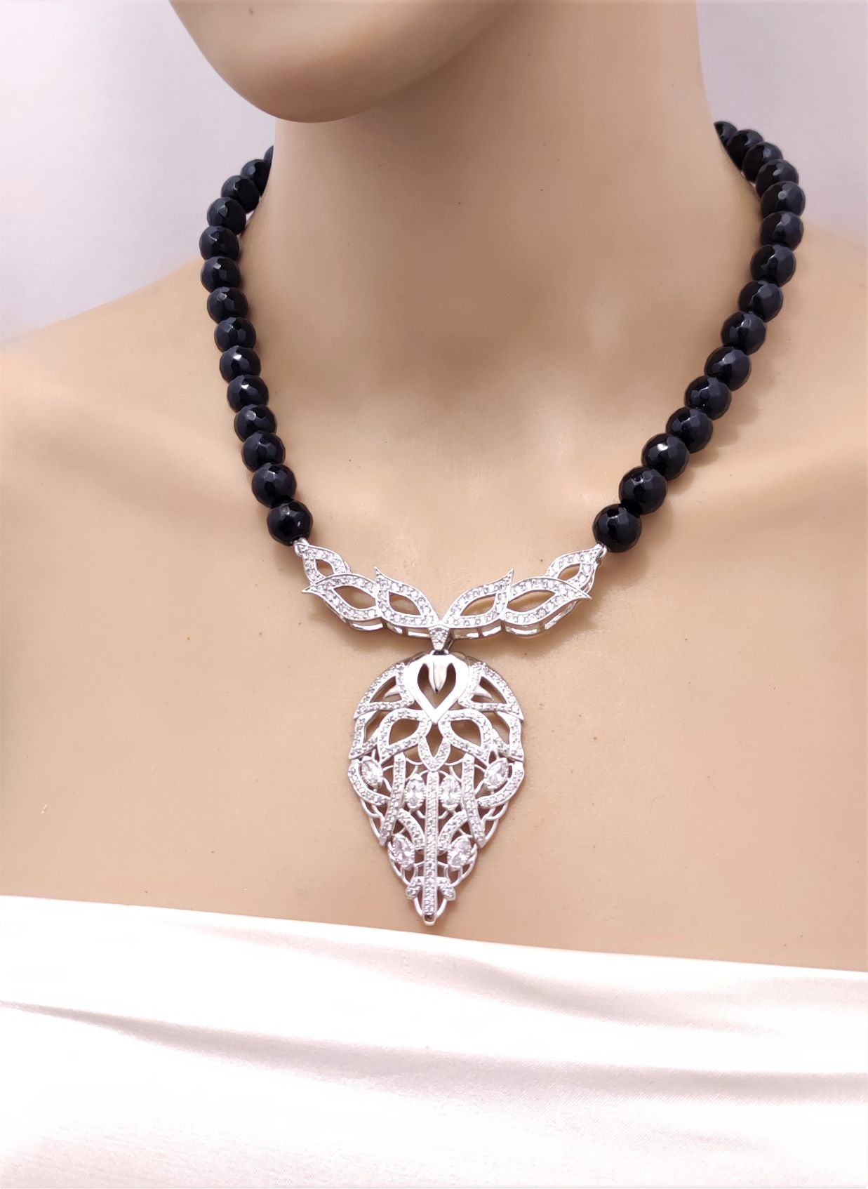 عقد زهرة اللوتس