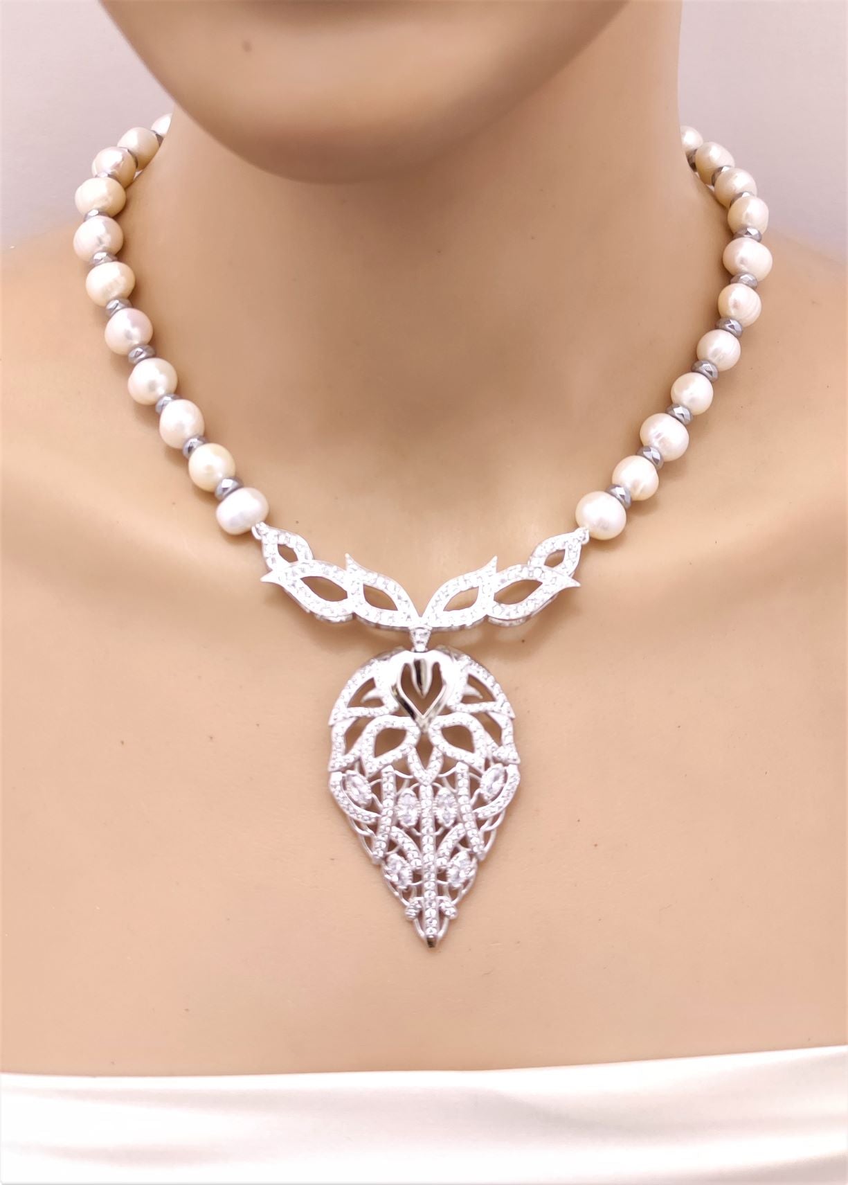 عقد زهرة اللوتس