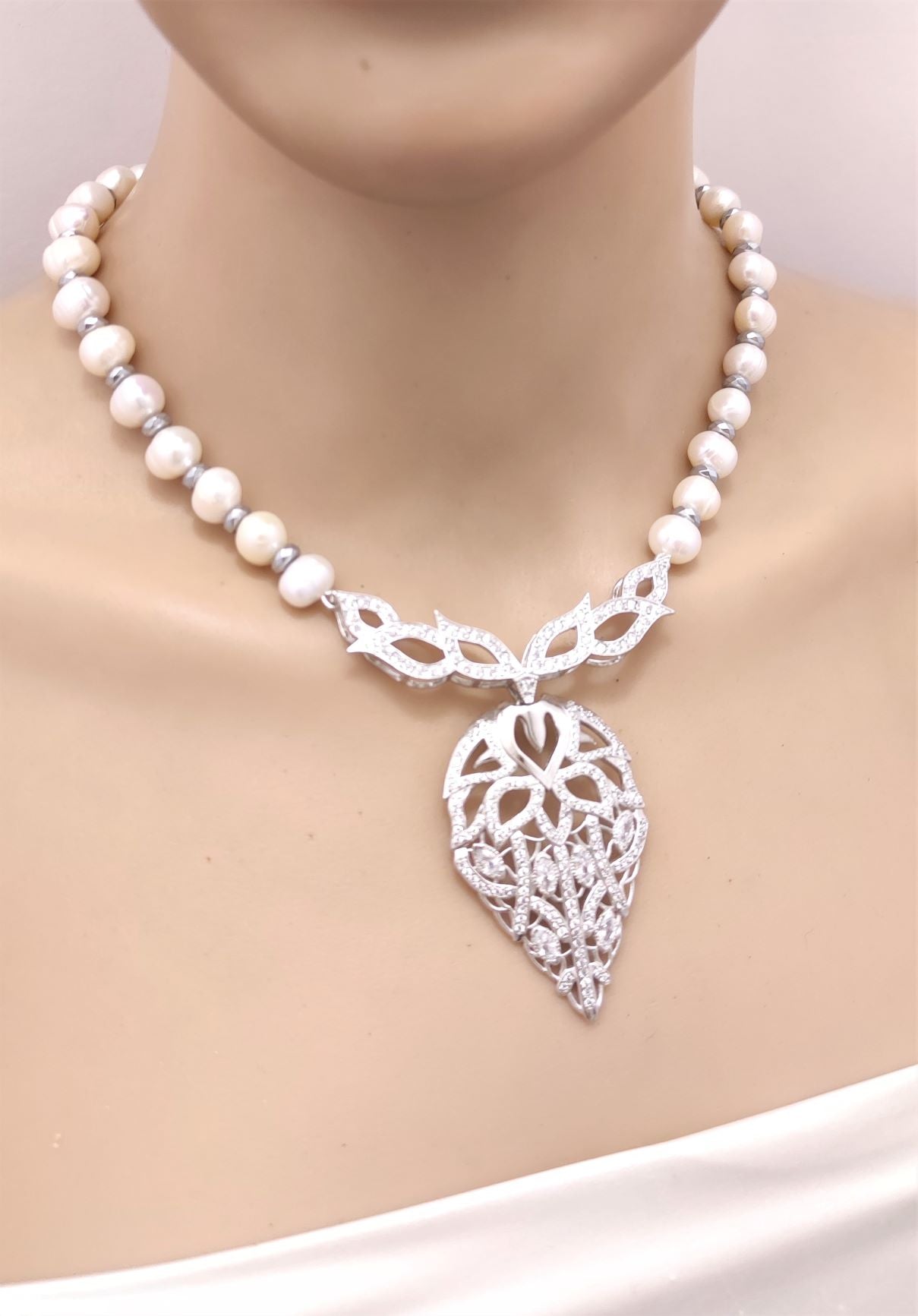 عقد زهرة اللوتس