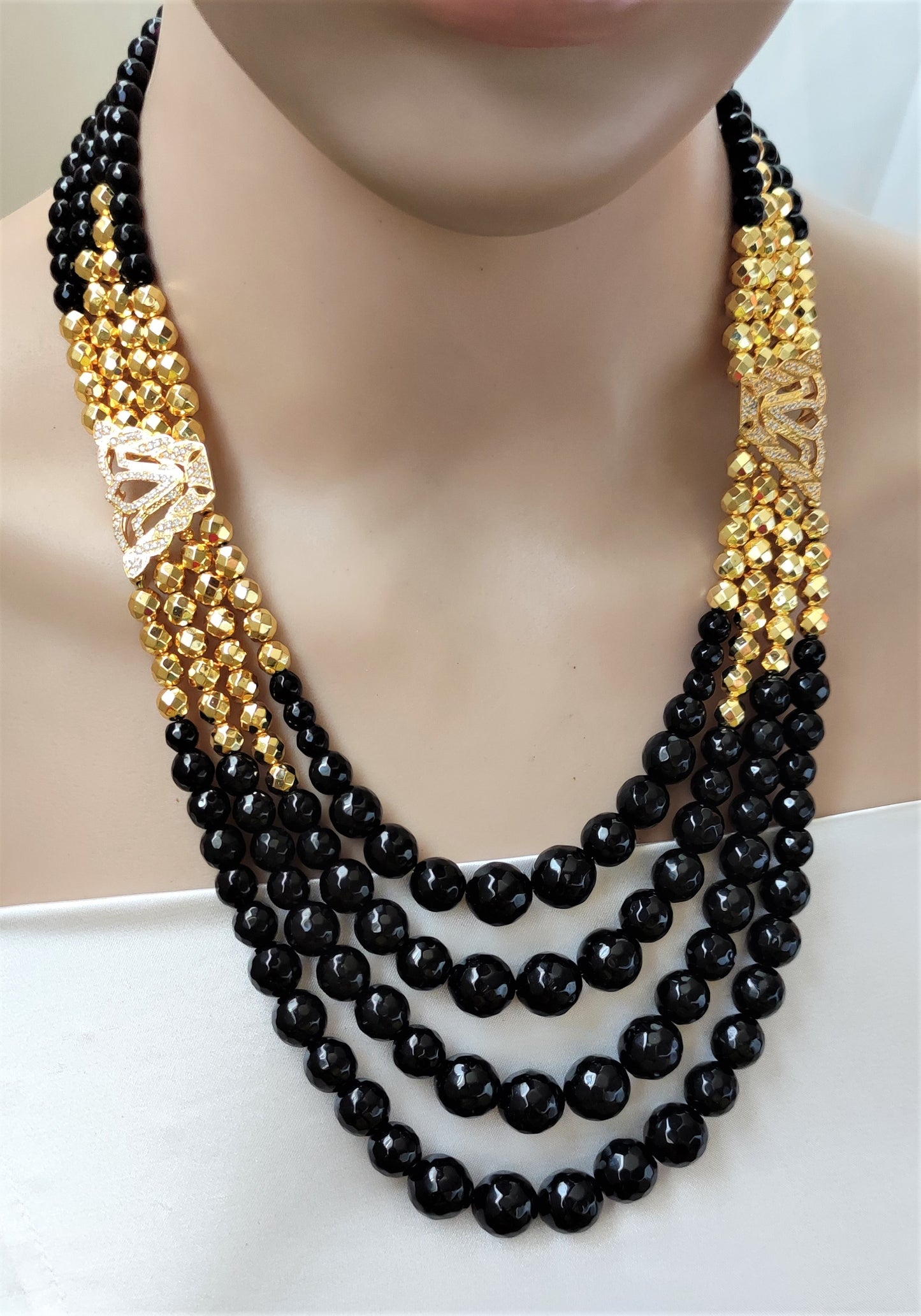 عقد من الاونكس الطبيعي