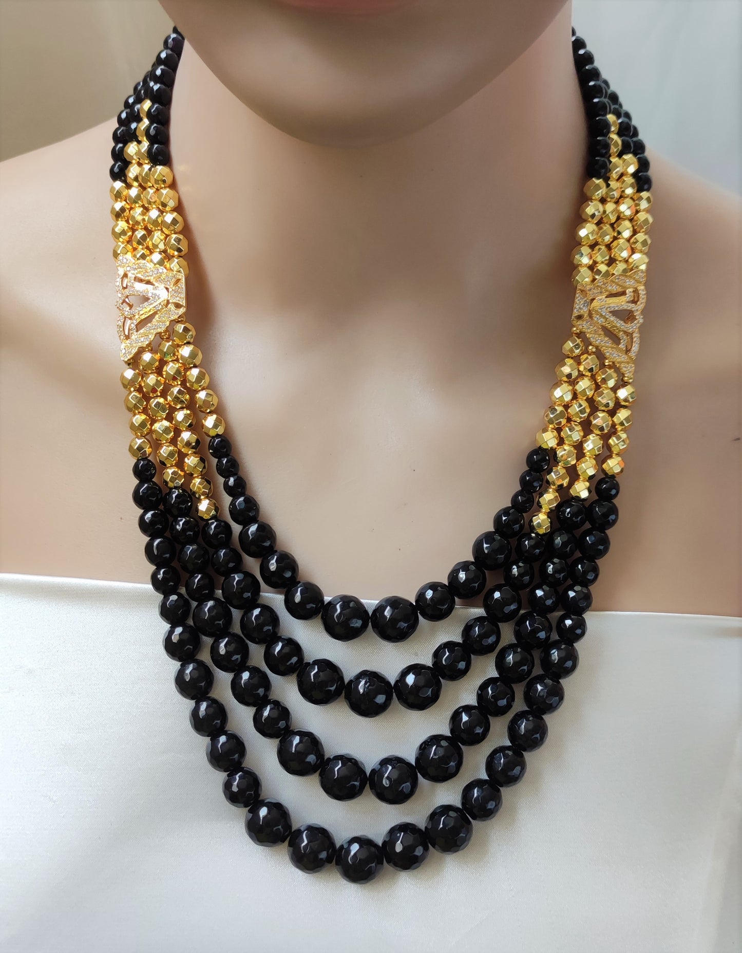 عقد من الاونكس الطبيعي