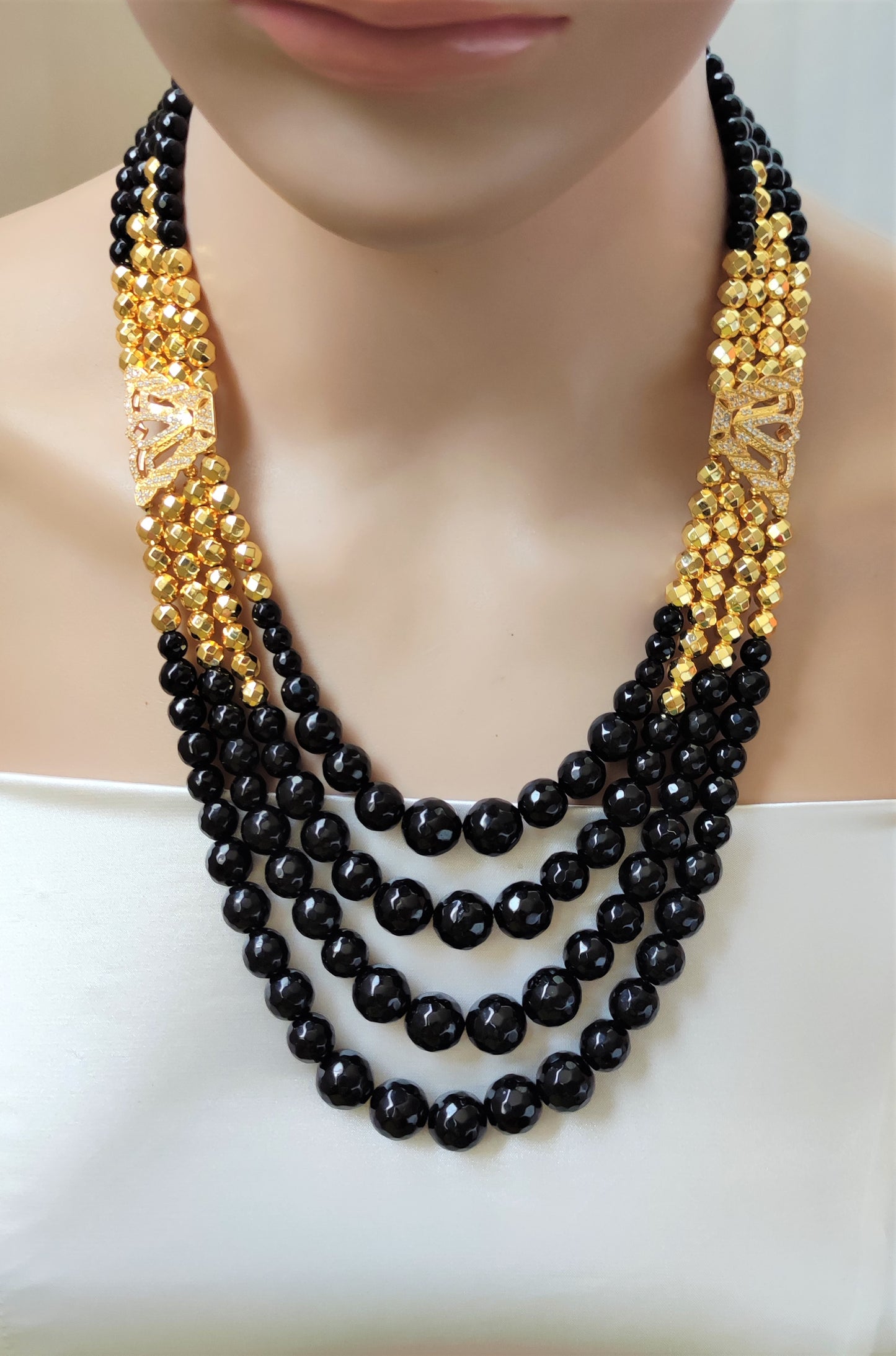 عقد من الاونكس الطبيعي