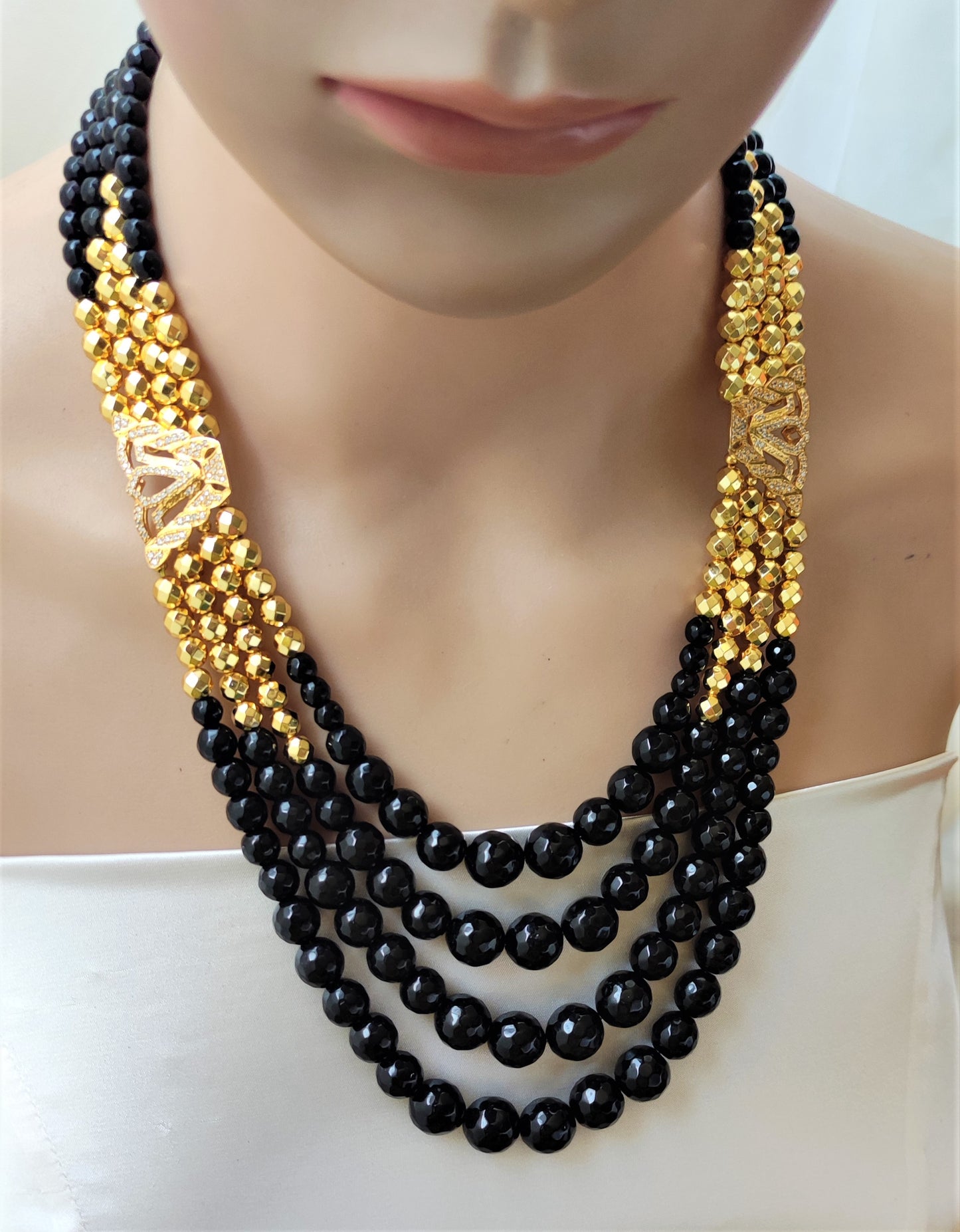 عقد من الاونكس الطبيعي