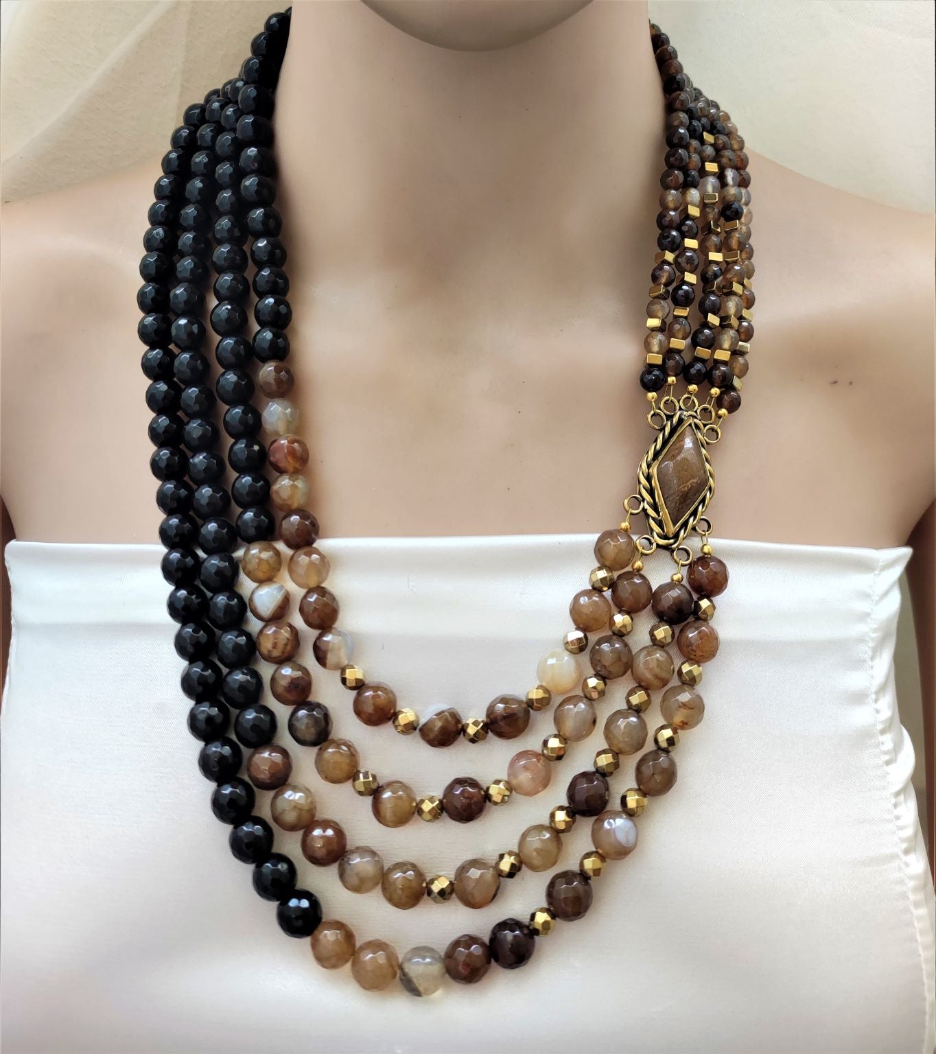 عقد من العقيق الطبيعي و النحاس