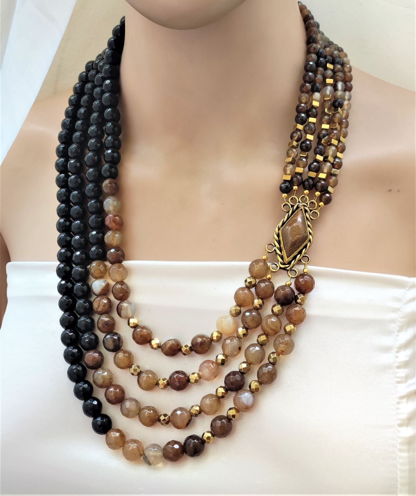 عقد من العقيق الطبيعي و النحاس