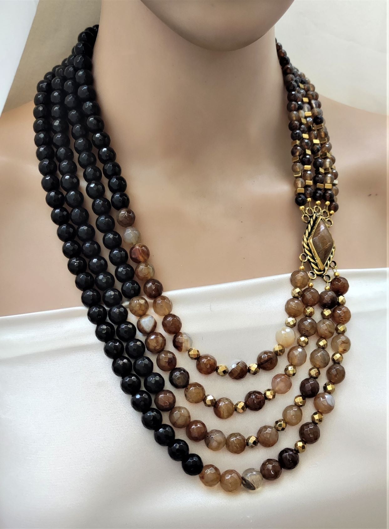 عقد من العقيق الطبيعي و النحاس