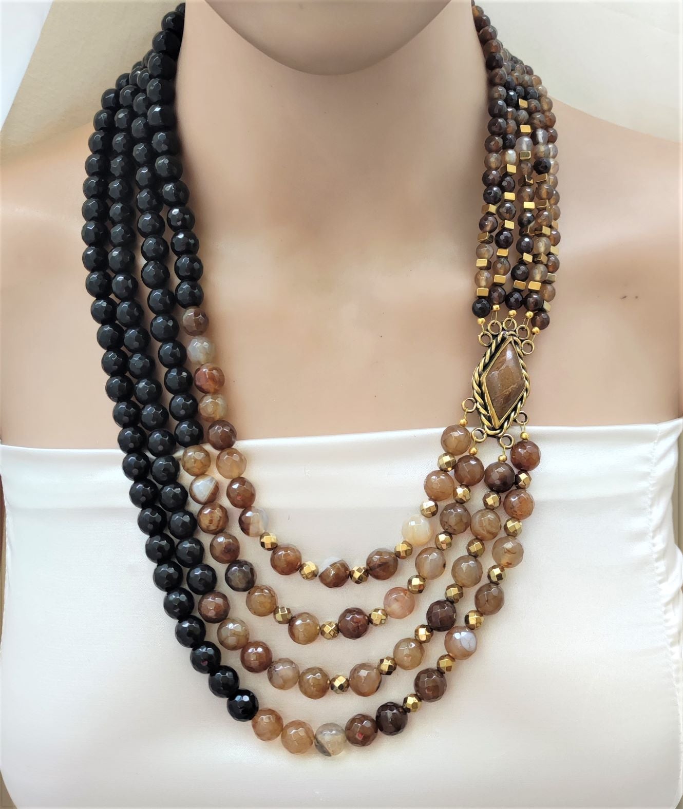 عقد من العقيق الطبيعي و النحاس