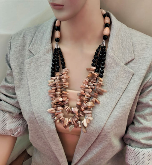 عقد من حجر القمر الطبيعي